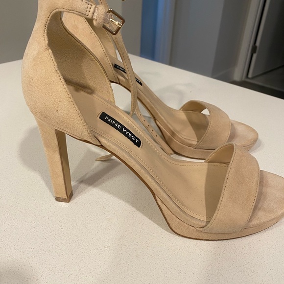 Nine West cream faux suede straps heels size 9M - Picture 2 of 7